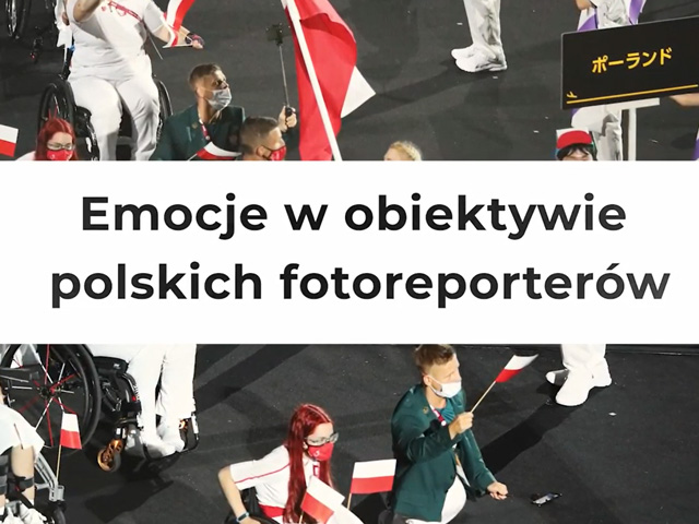 W tle zdjęcie polskich paraolimpijczyków na ceremonii otwarcia Igrzysk w Tokio. Na pierwszym planie biały pasek z napisem: Emocje w obiektywie polskich fotoreporterów