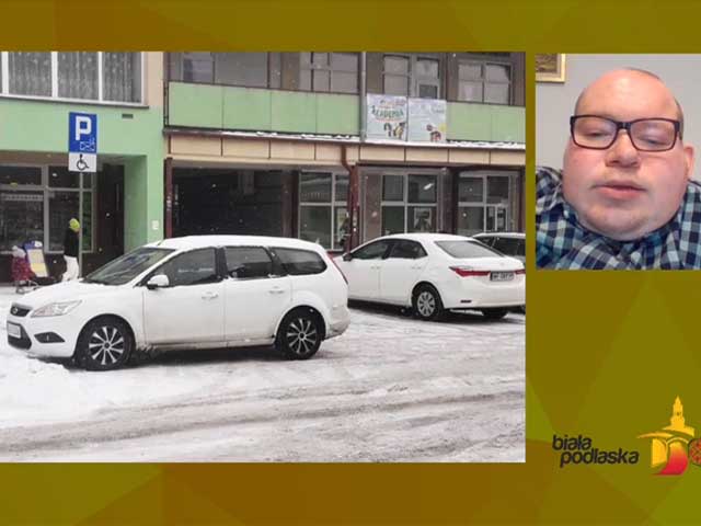 Na głównym oknie znajduje się zaśnieżony samochód przy znaku parkowania dla osób z niepełnosprawnością, który zastawił miejsce. W mniejszym oknie jest Paweł Iwaniuk.