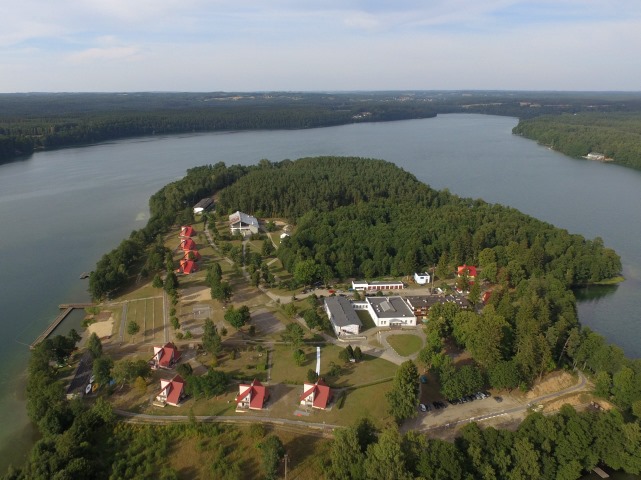 widok z góry na ośrodek Mausz otoczony jeziorem
