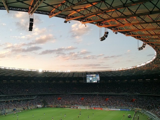mecz, w tle widać stadion i otwarte niebo