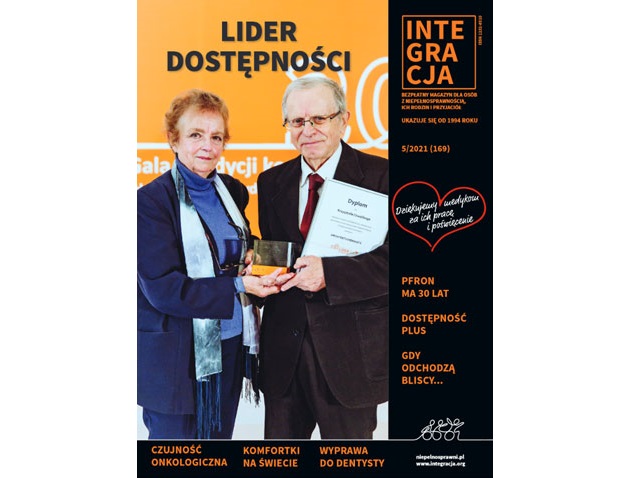 dwójka starszych architektów - kobieta i mężczyzna trzymają w dłoniach statuetkę Lidera Dostępności. Okładka magazynu Integracja nr 5 w 2021 roku