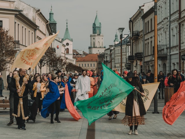 parada na krakowskim przedmiesciu w Lublinie ludzie kolorowo ubrani idą z kolorowymi flagami