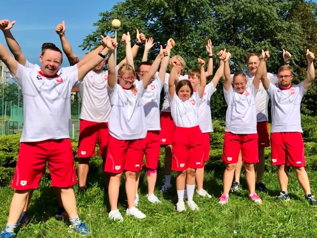 grupa polskich zawodników z uniesionymi do góry rękami