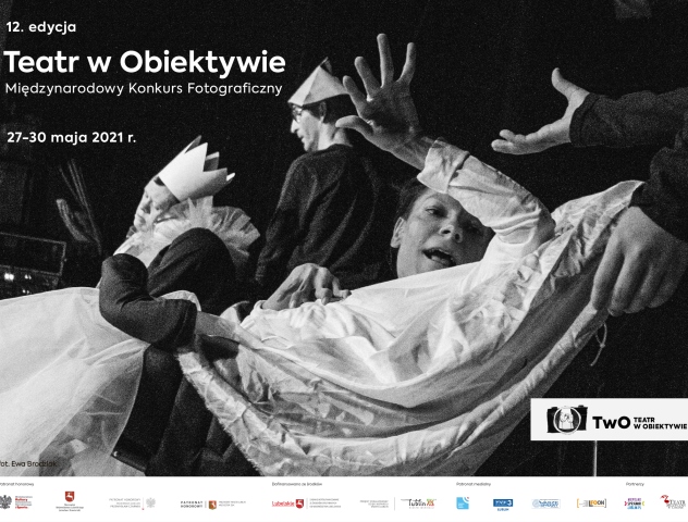 czarno białe zdjęcie aktorzy na scenie napis 12 edycja teatr w obiektywie międzynarodowy konkurs fotograficzny 27-30 maja 2021