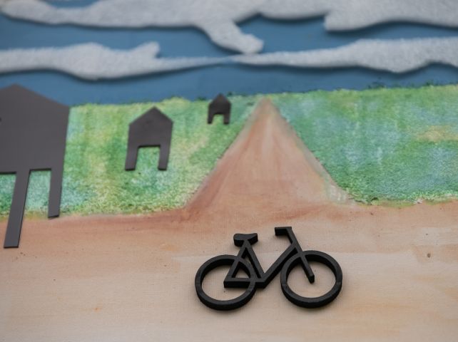 tyflografika do obrazu Sasnala przedstawiającego rozwidlenie polnych dróg i rower