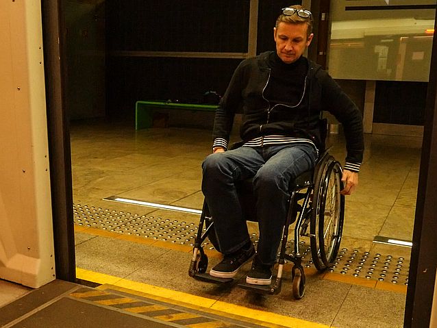 męzczyzna na wózku na peronie metra wsiada do pociągu