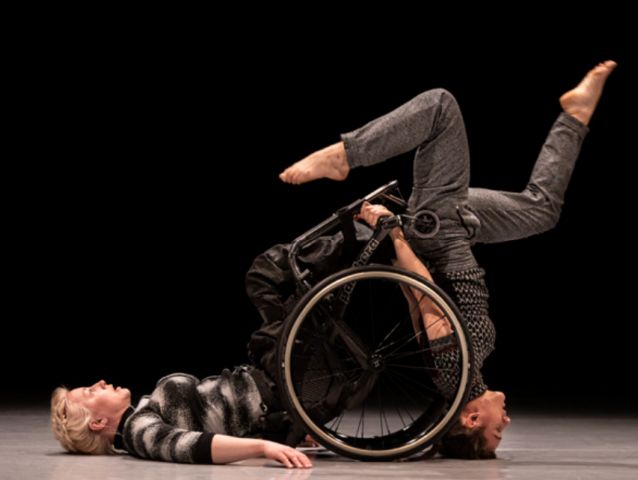 Time_wydarzenie performatywne autorstwa Rosera Lópeza Espinosy, dwoje ludzi tworzy figurę z użyciem wózka