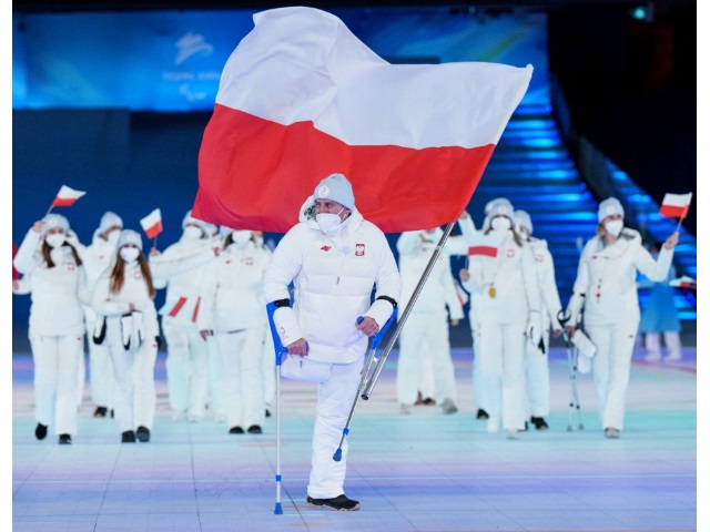 Andrzej Szczęsny niesie polską flagę podczas uroczystości otwarcia Igrzysk Paraolimpijskich w Pekinie
