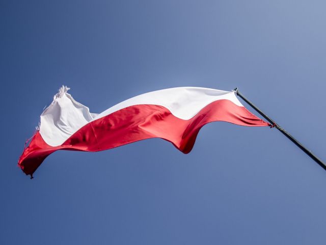 na wietrze powiewa biało-czerwona flaga Polski