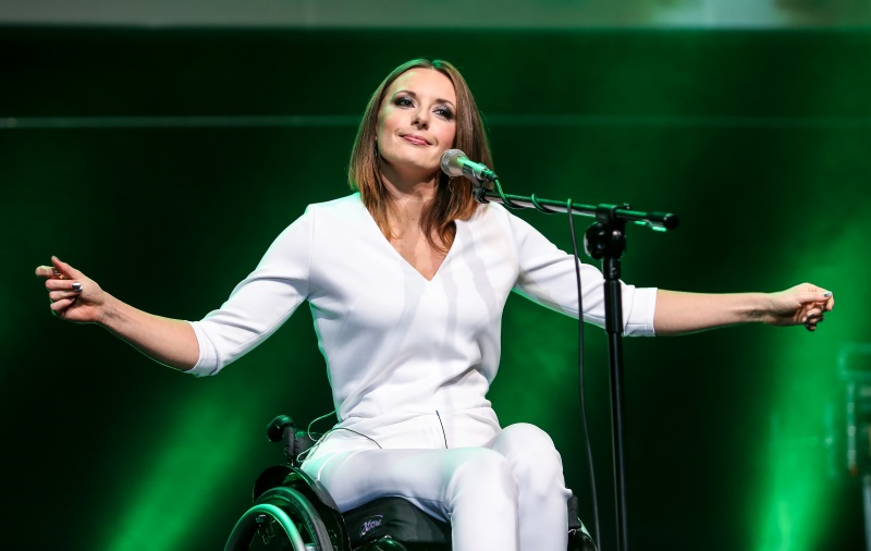 Siedząca na wózku Monika Kuszyńska podczas swojego występu wokalnego