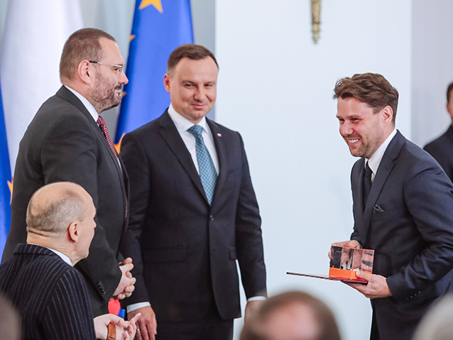 Powiększone zdjęcie: Od prawej architekt Piotr Urbanowicz trzyma nagrodę, obok niego stoją Prezydent Andrzej Duda, dr Piotr Lorens i Piotr Pawłowski.