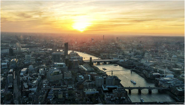 zachodzące słońce na horyzoncie, niżej panorama Londynu