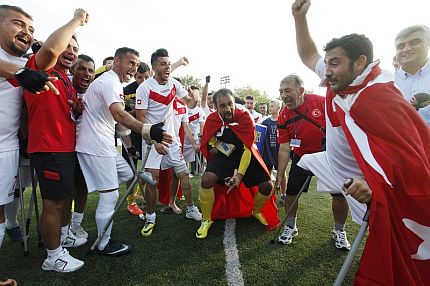 Reprezentanci Turcji cieszą się z wygrania turnieju
