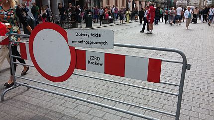 Znak zakazu ruchu z tabliczką obok 