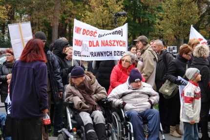 Protestujący rodzice wraz ze swoimi niepełnosprawnymi dziećmi