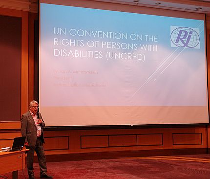 Jan Monsbakken podczas prezentacji nt. Konwencji ONZ o prawach osób niepełnosprawnych