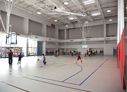Sala sportowa z ćwiczącymi w niej dziećmi