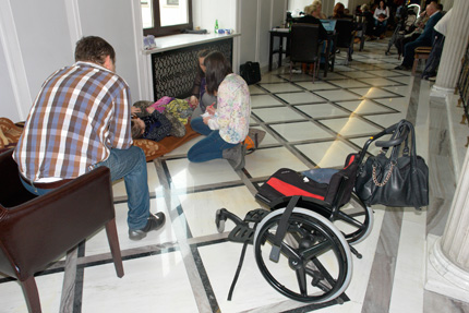 Rodzice przebywają w Sejmie wraz ze swoimi dziećmi z niepełnosprawnością, fot.: Tomasz Przybyszewski