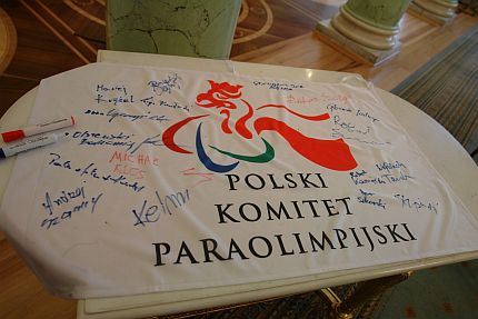 Podpisana przez ekipę na Soczi flaga Polskiego Komitetu Paraolimpijskiego