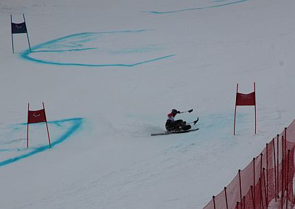 Igor Sikorski upada na trasie slalomu giganta