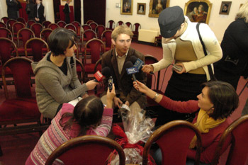zdjęcia: syn prof. Nowickiej w rozmowie z dziennikarzami