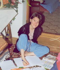 zdjęcie: Anna Krupa siedzi na podłodze i pisze w zeszycie