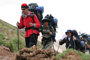 Na zdjęciu: Paweł Urbański z przyjaciółmi podczas wyprawy na Aconcaguę