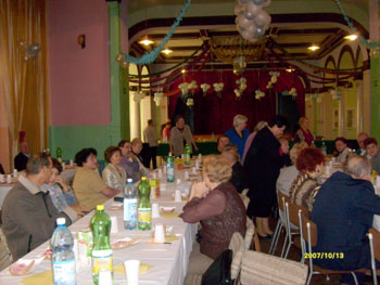 zdjęcie: uczestnicy spotkania przy stołach, część rozrywkowa