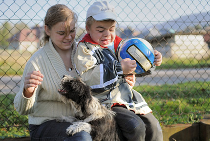 Adaśz mamą i psem na podwórku. fot.: Lucjusz Cykarski