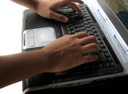 Ręce na laptopie. Fot.: www.sxc.hu