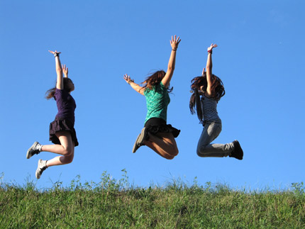 Skaczące nastolatki. Fot.: Sanja Gjenero/www.sxc.hu