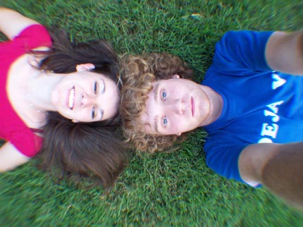 Dziewczyna i chłopak leżący na trawie. Fot.: www.sxc.hu