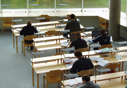Studenci w bibliotece. Fot.: www.sxc.hu