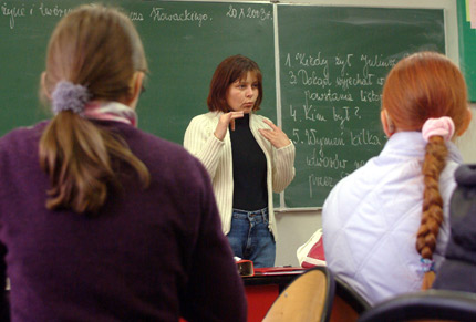 W szkole - migająca nauczycielka i uczennice. Fot.: Marek Lapis/Forum