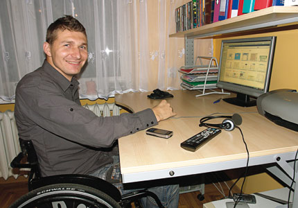 Grzegorz Ropelewski przy komputerze. Fot.: Tomasz Przybyszewski