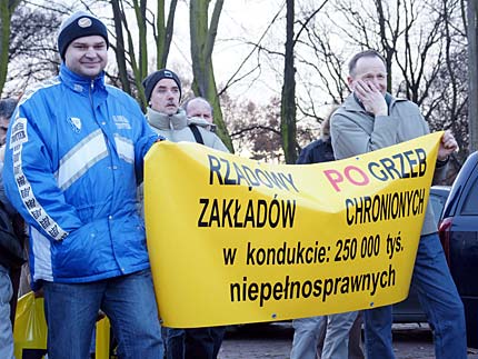Demonstracja pracowników zpch-ów przed Sejmem w listopadzie 2008 r. Fot.: Filip Miłuński