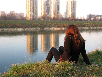 Dziewczyna siedząca sama nad rzeką. Fot.: www.sxc.hu