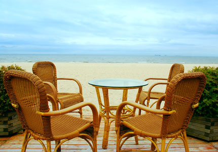 Fotele i stolik nad morzem. Fot.: www.sxc.hu