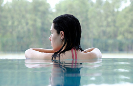 Dziewczyna na basenie. Fot.: Thiago Martins/www.sxc.hu