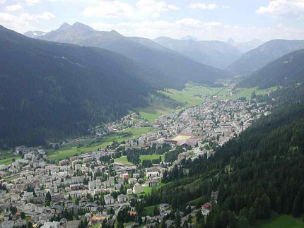 Sanatorium w Davos. czyli zdjęcie z lotu ptaka - domy wśród gór Fot.: Commons Wikimedia
