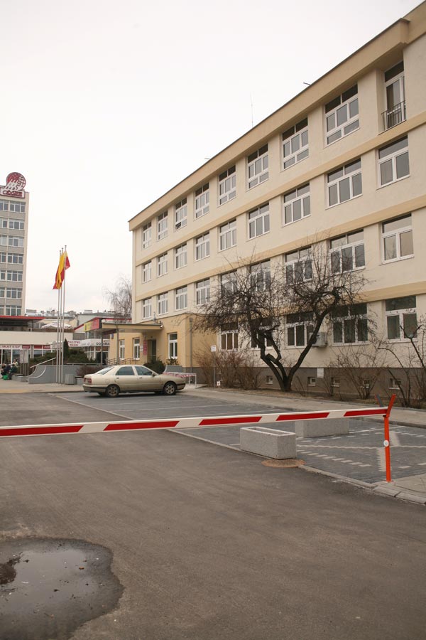 Parking przed Urzędem Dzielnicy Żoliborz. Fot.: Albert Zawada/Agencja Gazeta