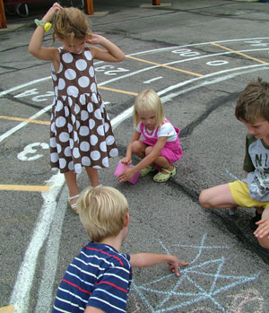 Dzieci na podwórku. Fot.: www.sxc.hu