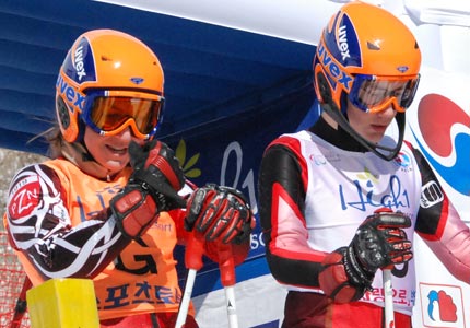 Przewodniczka Anna Ogarzyńska i niedowidzący Maciej Krężel stoją na starcie slalomu