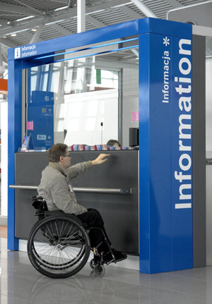 mężczyzna na wózku przed informacją na lotnisku