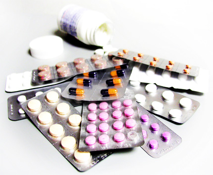 Zdjęcie lekarstw i różnych tabletek na stole
