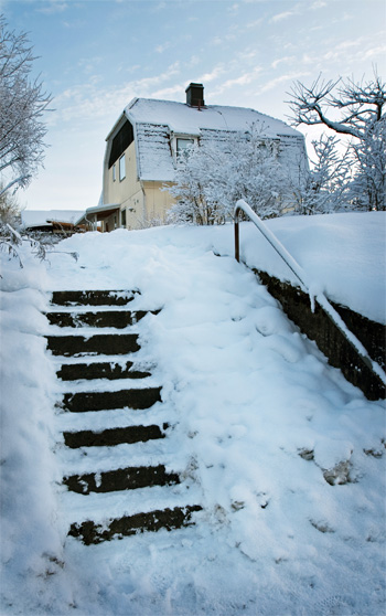 Zdjęcie: ośniezone schody przed domem
