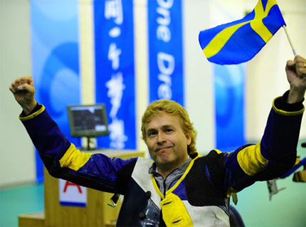 Na zdjęciu: Szwed Jonas Jacobson cieszy sie ze złotego medalu, fot: Xinhua