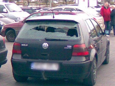 Na zdjęciu: Volkswagen Golf z rozbitą tylną szybą