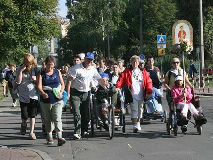 Na zdjęciu: pielgrzymi na trasie