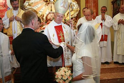 Na zdjęciu: Bp Piotr Jarecki udziela pielgrzymom sakramentu małżeństwa